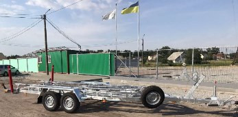 Прицеп лодочный двухосный с тормозной системой для перевозки лодок длиной до 6,3 м