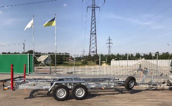 Прицеп лодочный двухосный с тормозной системой для перевозки лодок длиной до 6,3 м